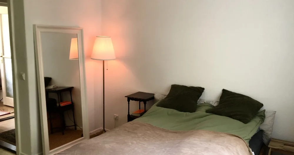 Anúncio de Shuaiaiiaiii em misterb&b - bedroom with one bed, table, e-piano and a closet. 
