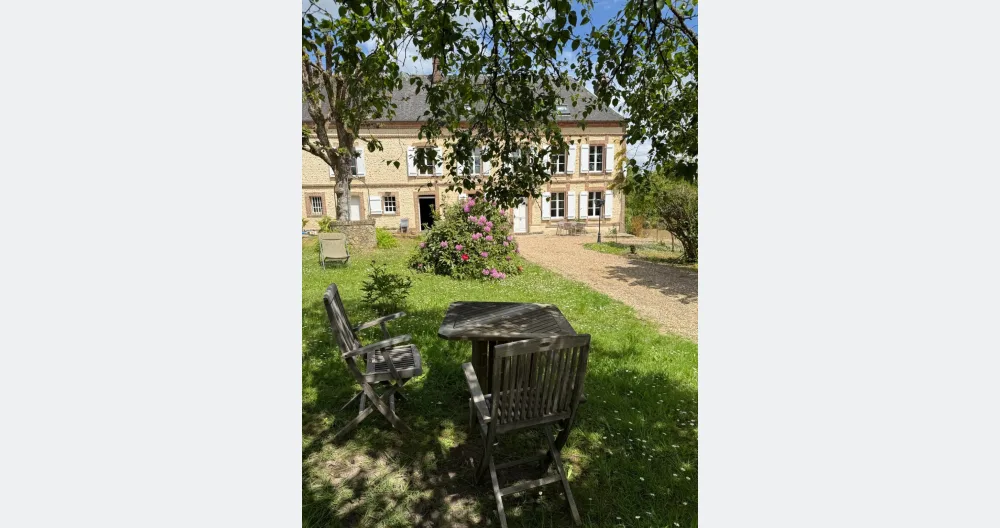 Guillaume's listing on misterb&b - Vue avant de la maison de Maître qui date de 1850 - 3 étages - 4 salons - salle de bains - 6-7 chambres ... à découvrir ☀!! En plein Bois Gerboux - Forêt domaniale du Perche et trappe 