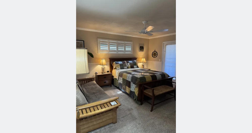 Anuncio de BillandJJ en misterb&b - This master suite has its own bathroom, mini-fridge, microwave, TV, coffee station , workspace, patio entrance/exit, and a futon couch/bed.
