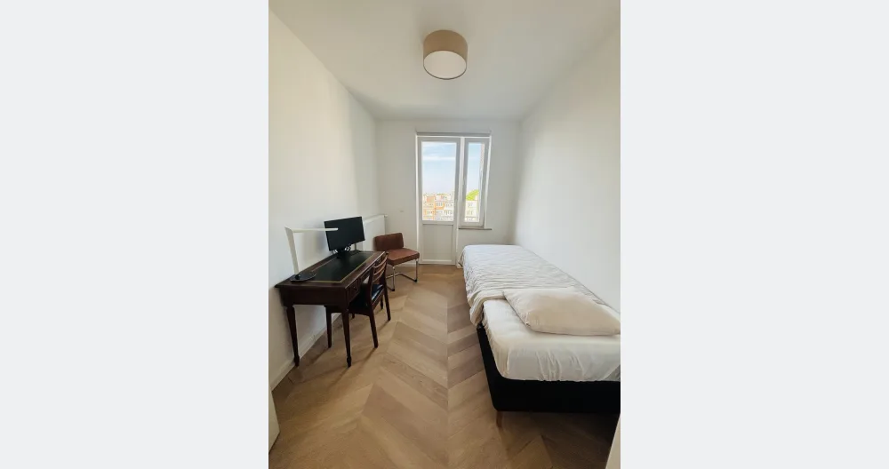 Bright bedroom in stylish apartment in Ixelles. - Picture 3