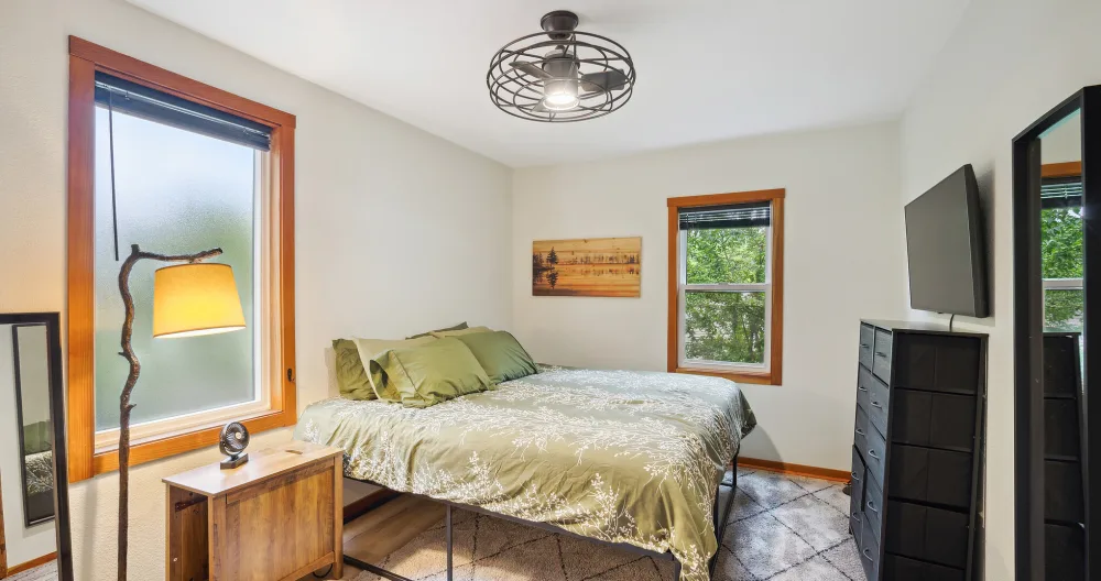 Michael's listing on misterb&b - King Bed