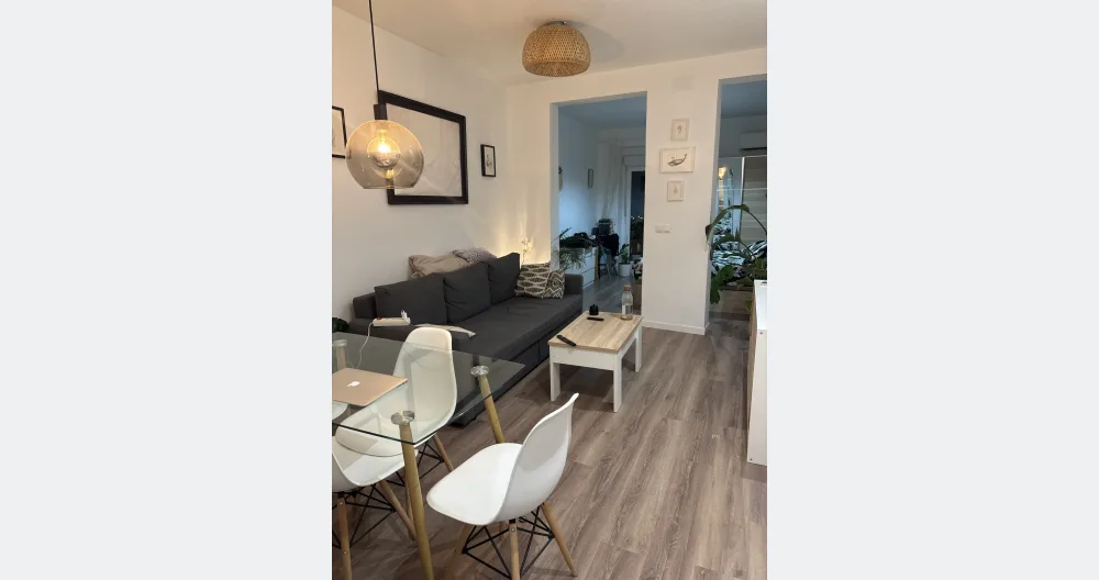 Adrián's listing on misterb&b - Salón con mesa de comedor y sofá cama 