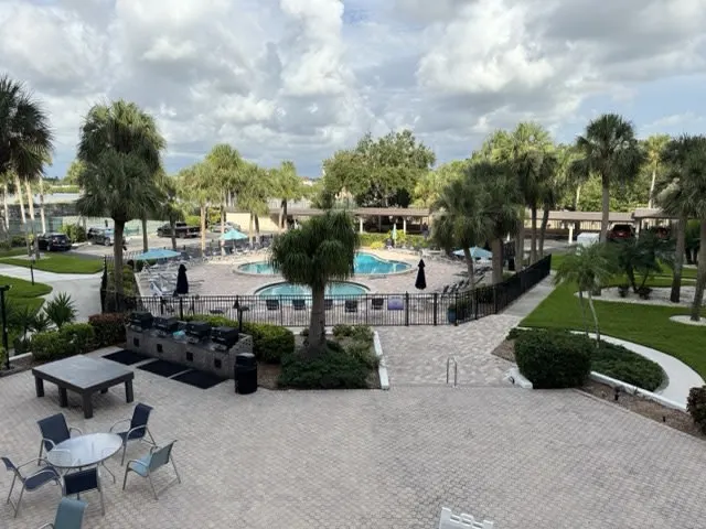 Fabulous 1 BR condo in resort-style setting  - Picture 1