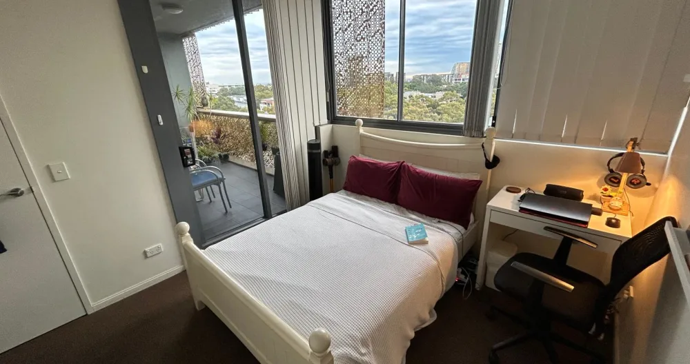Bedroom in modern apartment in Zetland with city view  - Picture 1