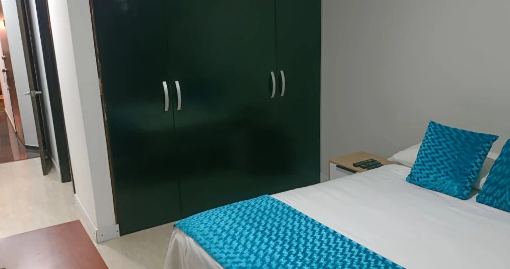 Anuncio de Hosting - Juanes en misterb&b - Cama doble con closet