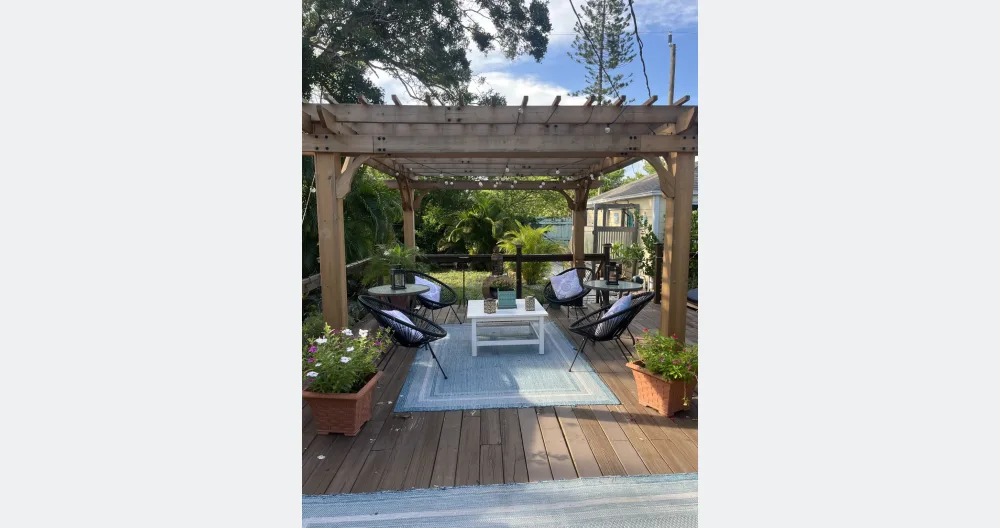 Douglas and Noah's listing on misterb&b - Outside deck area