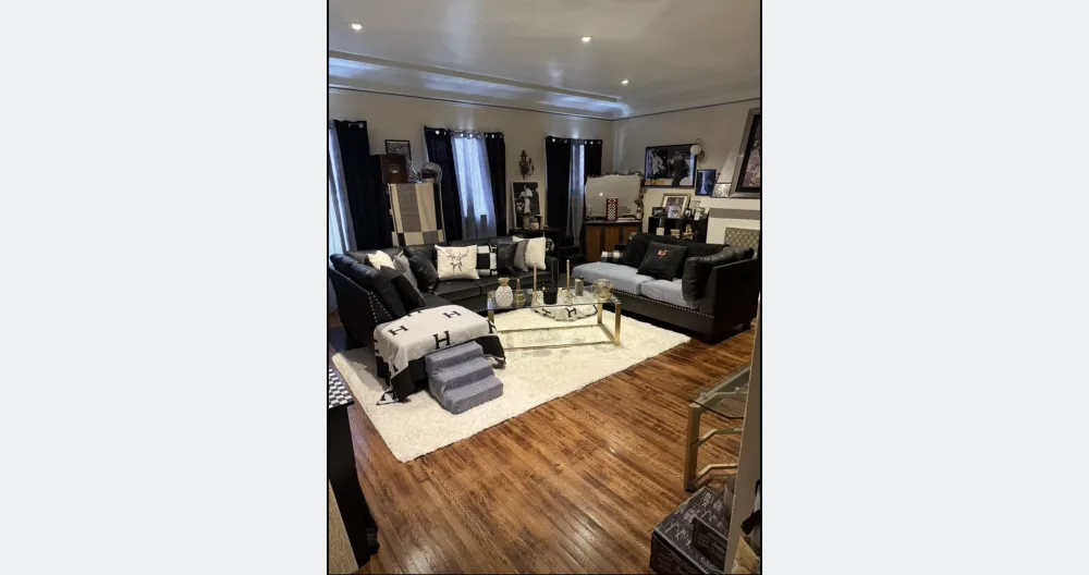 Erika's listing on misterb&b - Living room.  