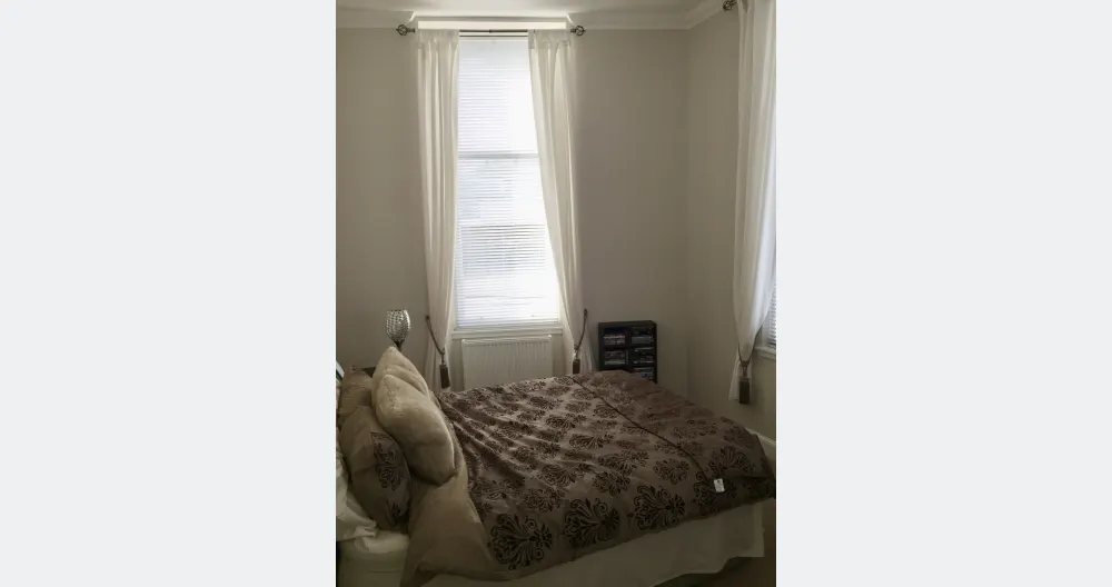 Beautiful spacious bedroom in a stunning Victorian house - Picture 2