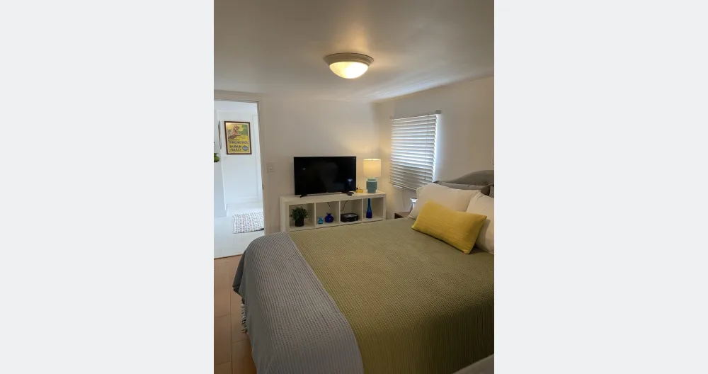 Anúncio de Karl em misterb&b - Master suite with Comfortable queen bed full linens 42 inch TV