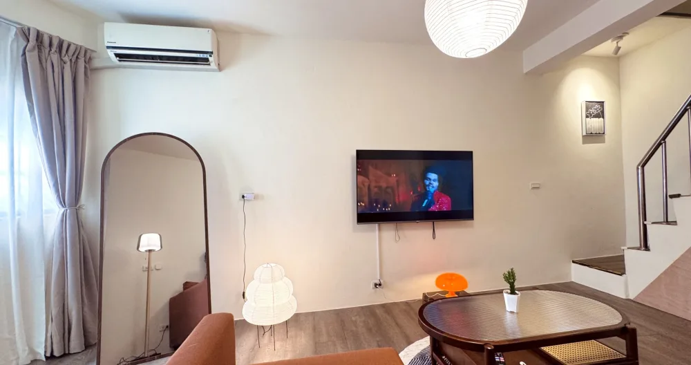 L'annuncio di Chiu su misterb&b - Living room with 55' big screen TV, Great mirror, color adjustable color lighting
