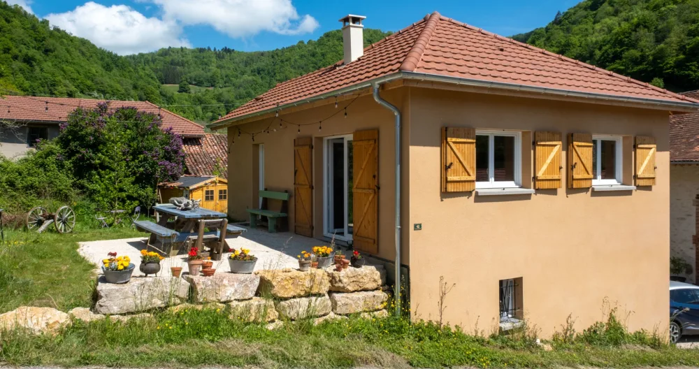 Anúncio de Romain em misterb&b - Vue sur la maison depuis la route, en cœur d'un hameau très paisible