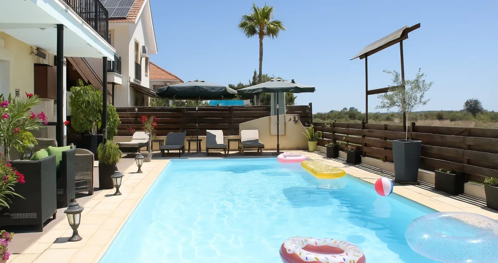 Annonce de Ben sur misterb&b - Private pool area shared with my guests and me