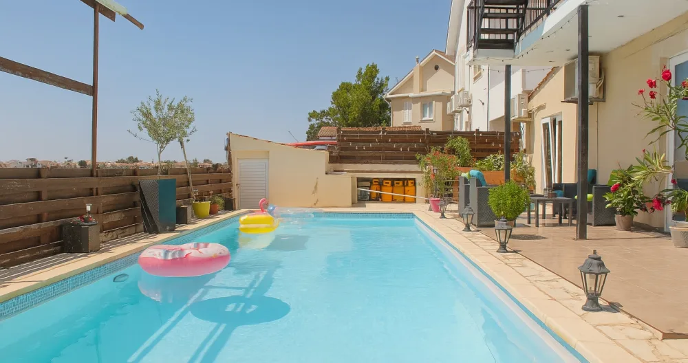 Ben's listing on misterb&b - Private pool area shared with my guests and me