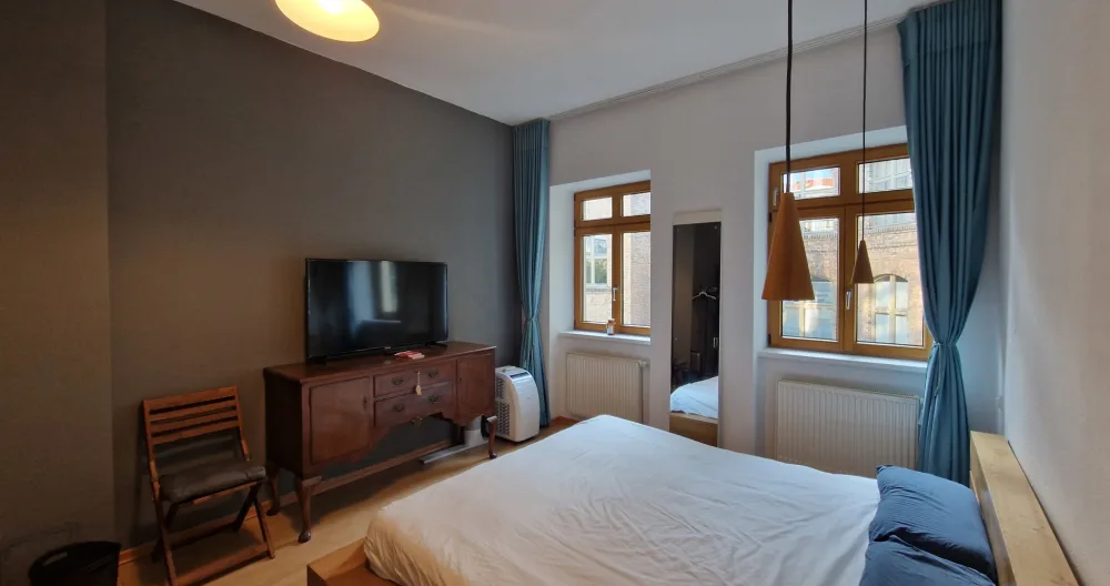 Anúncio de Harry em misterb&b - Bedroom (180x200 bed) - now with TV and Aircon