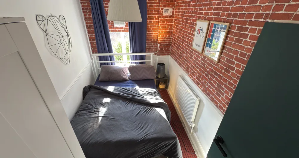 Brick-themed bedroom located in the gayest area in London.  - Picture 1