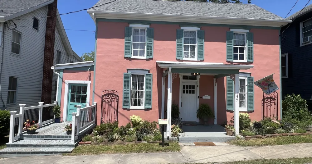 Ross's listing on misterb&b - Welcome to Congress House! Built around 1870, we’ve renovated this beautiful home just for you! 