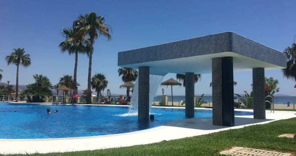 Guillermos Inserat auf misterb&b - Piscina de agua salada con cascada y con vistas al mar