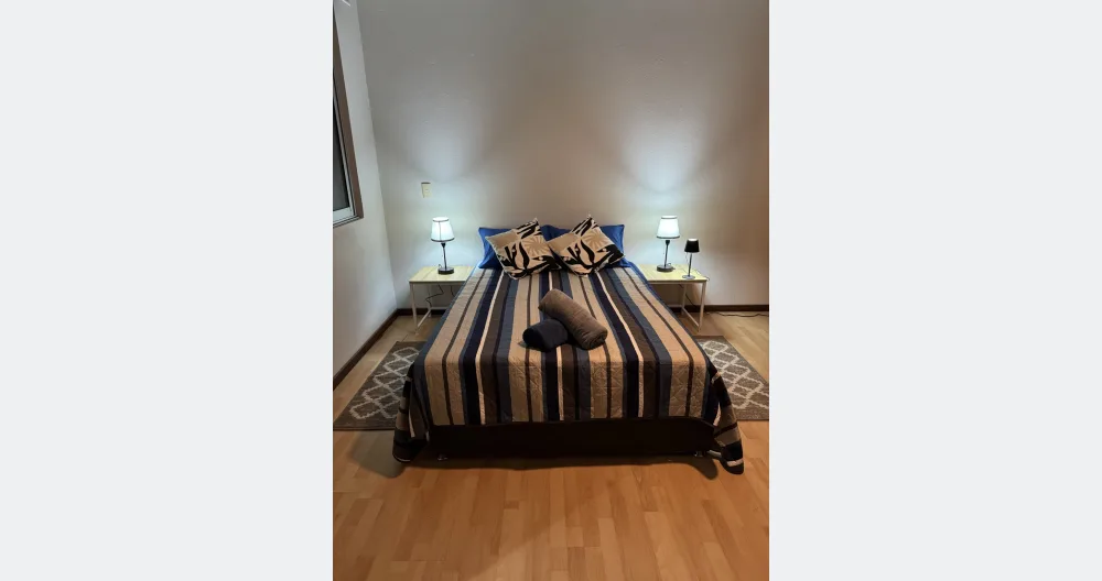 Quédate con Martín y Juan, Habitación privada con baño. - Foto 1