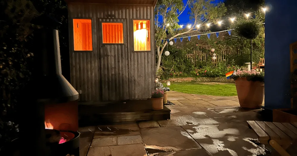 Lee's listing on misterb&b - Outdoor sauna overlooking the sea.