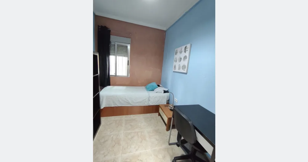 Beautiful room in a peaceful house in the center of Madrid. - Picture 2