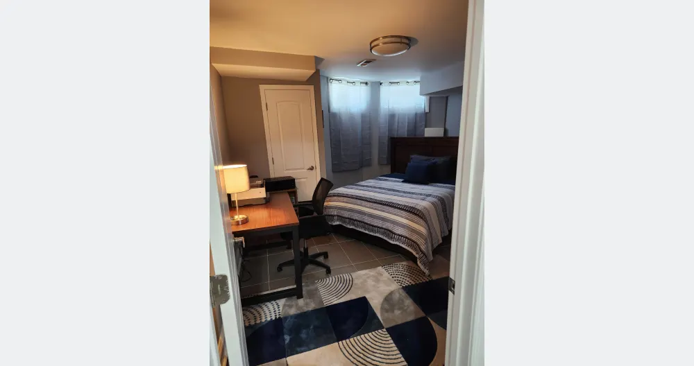 Ruhgariss Inserat auf misterb&b - Private room and office desk suite with private bathroom.