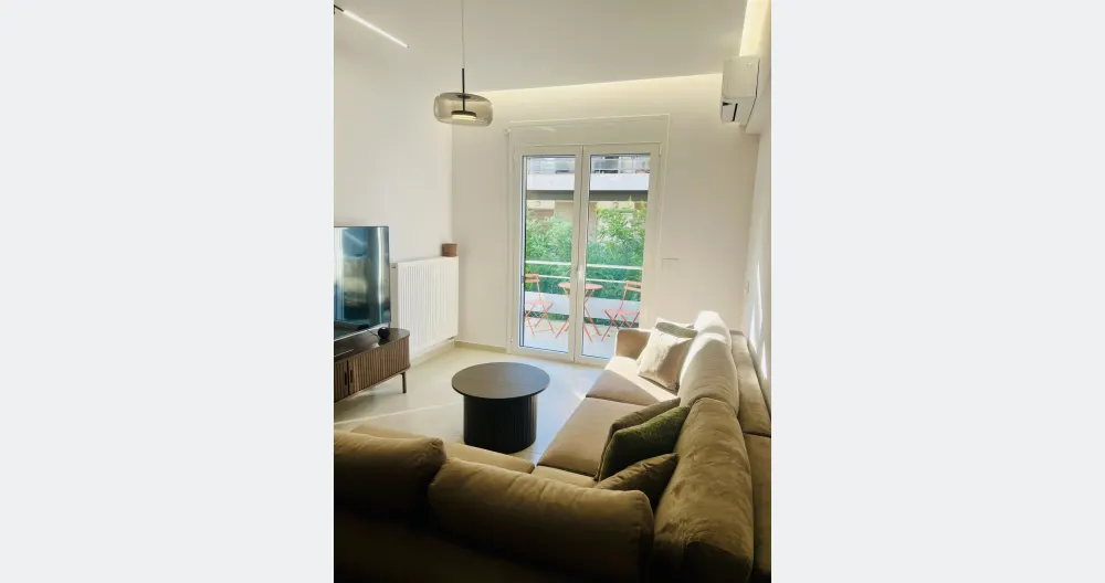 Anuncio de Alexandros en misterb&b - Living room with a 65’ TV
