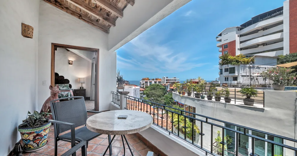 Penthouse condo with ocean view near beach and nightlife - Picture 1