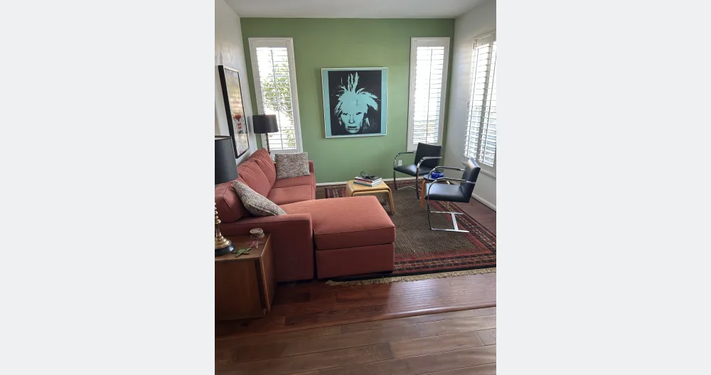 Garys Inserat auf misterb&b - One space to relax...our living room. 
