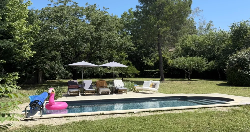 L'annuncio di Jaye su misterb&b - Poolside - private patio with sunloungers and fruit trees beyond 