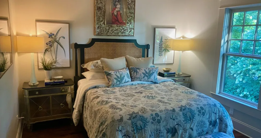 Annonce de Kevin sur misterb&b - Enjoy a private bedroom on the second floor. Beautiful tree top view from the windows. The bedroom has a motion bed, Ballard Design headboard and ottoman. The drapery is  Scalamandre fabric. A phone charger and extension cord are provided.