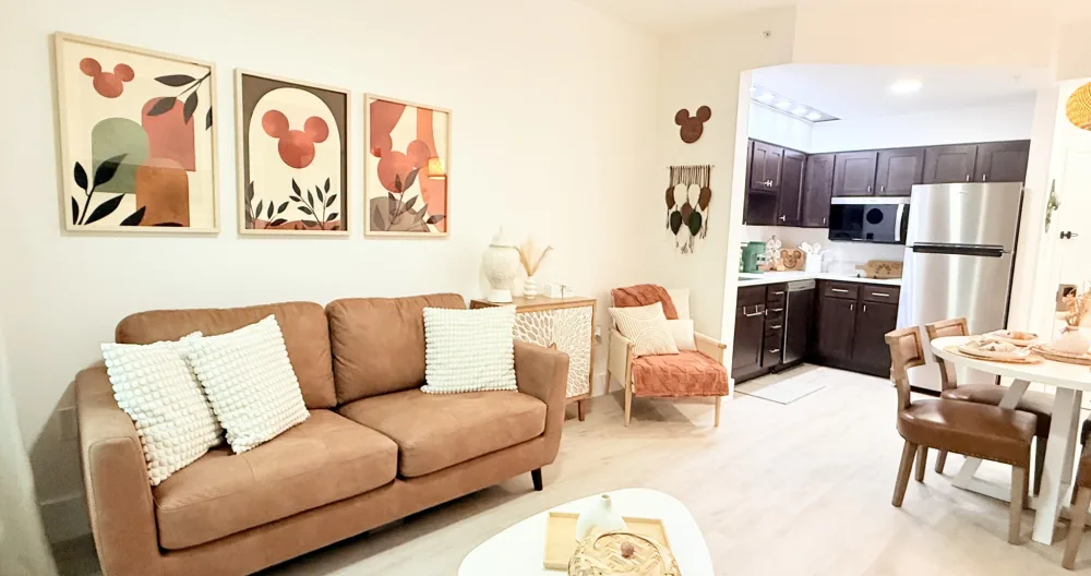 Annonce de Ivelisse sur misterb&b - Charming, sunlit living room with stylish decor and comfy seating.