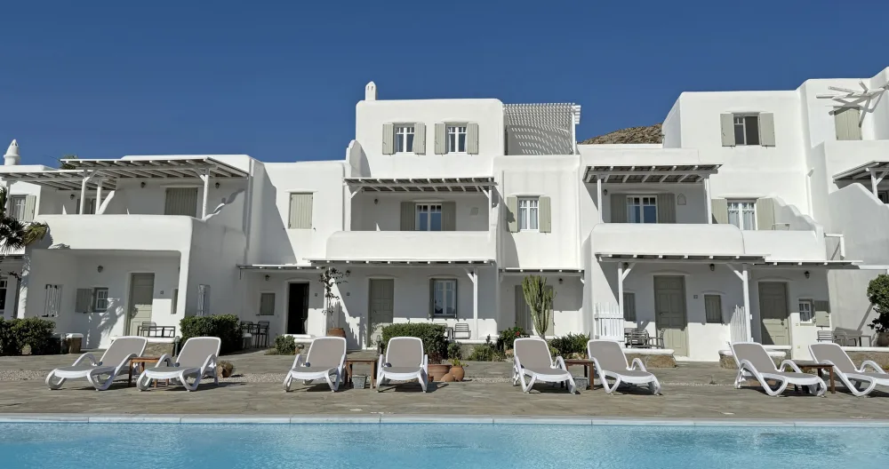 Christoss Inserat auf misterb&b - front of the residence with the pool