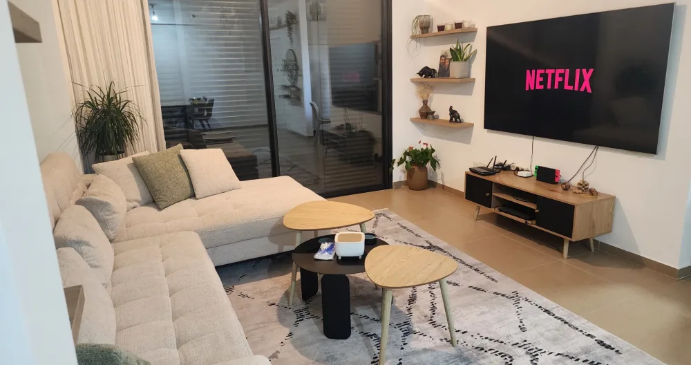 Elisha's listing on misterb&b - Living Room