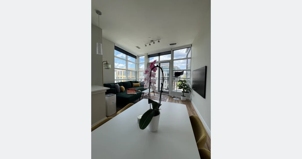 Appartement élégant à l'angle de la rue U avec balcon et vue magnifique sur la ville - Photo 1