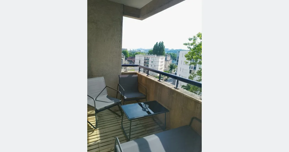 Mathias's listing on misterb&b - Balcon/terrasse avec vue sur Fourvière et la Cité Internationale