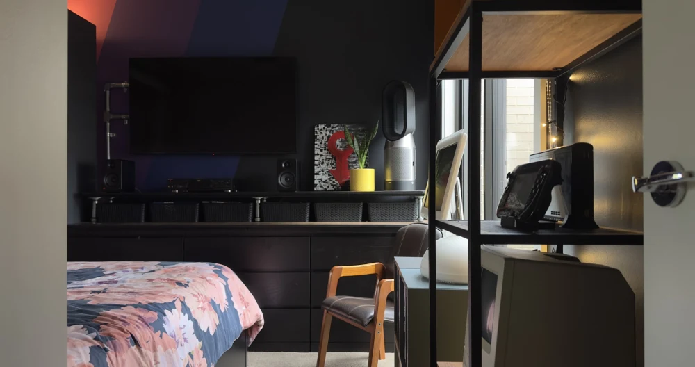 Private bedroom for your naughty weekend getaway in the north.  - Picture 2