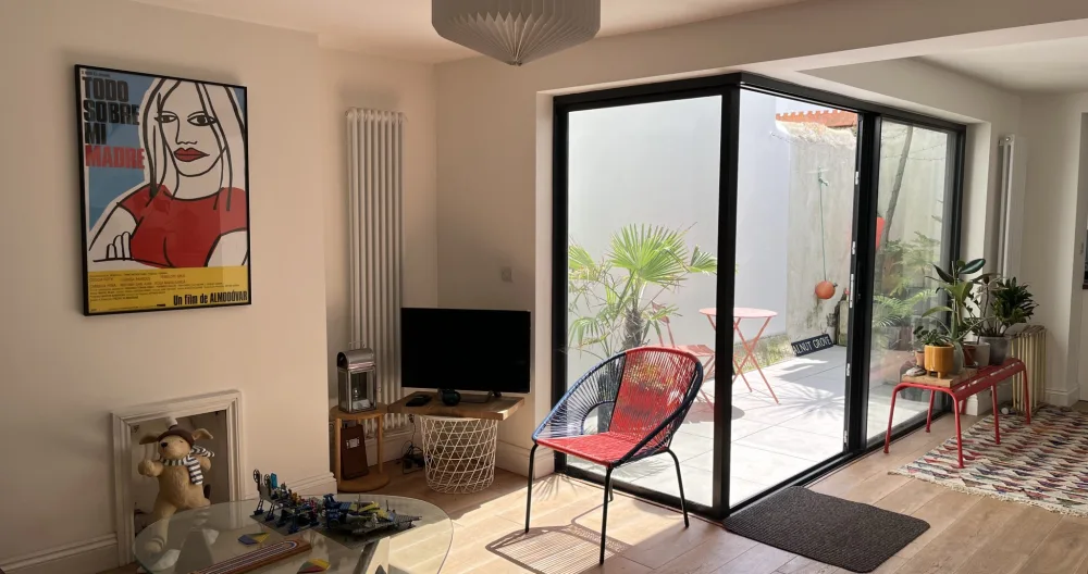 Hari's listing on misterb&b - sunny, spacious living room