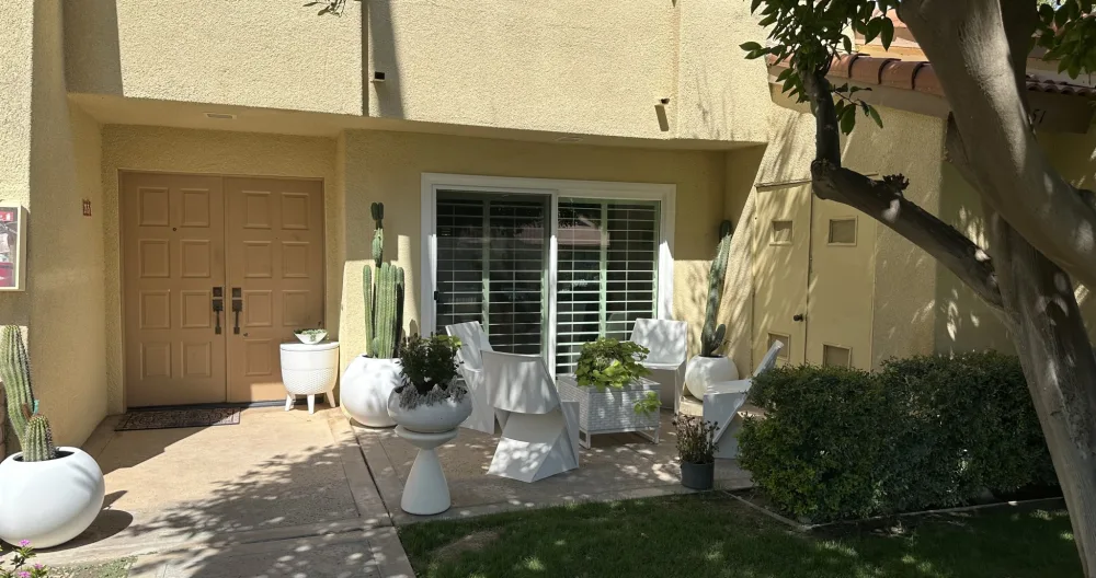 Beautiful renovated private room and bathroom in Palm Springs.  - Picture 1