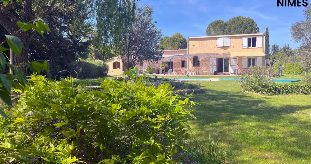Annonce de Arnaud sur misterb&b - Vue d’ensemble : maison des voyageurs à droite, logement des propriétaires à gauche, 2 espaces bien séparés.