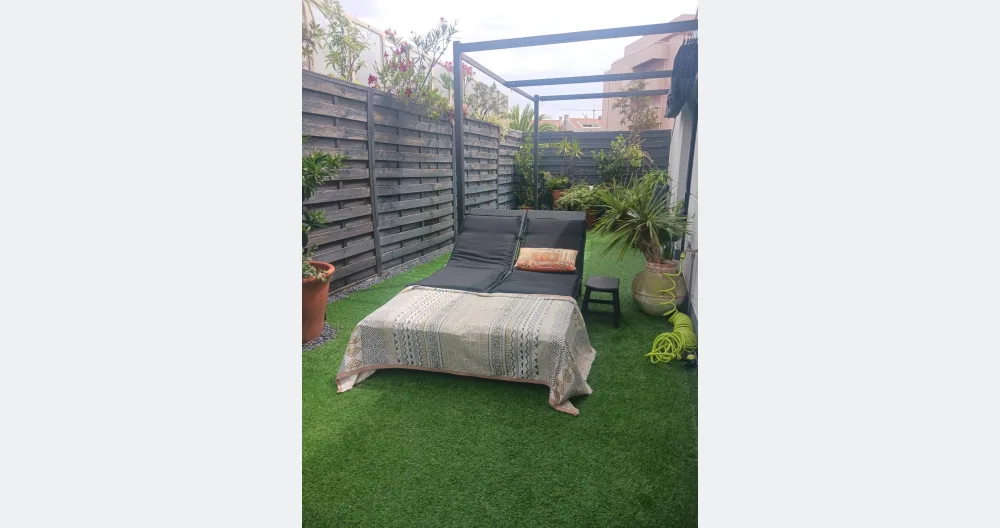 Anuncio de Fernando sérgio en misterb&b - Una terraza privada rodeada de vegetación, perfecta para empezar el día al sol o terminar la tarde con total tranquilidad.