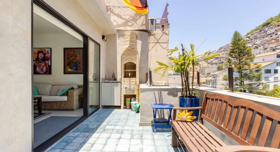 Stephen's listing on misterb&b - The private balcony with its magnificent panoramic view of Morro do Cantagalo, Brazilian barbecue, outdoor shower, and outdoor sitting and dining space. 