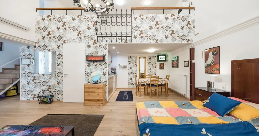 Anúncio de Laszlo em misterb&b - The ceiling height of the apartment is 4.5 meters.

