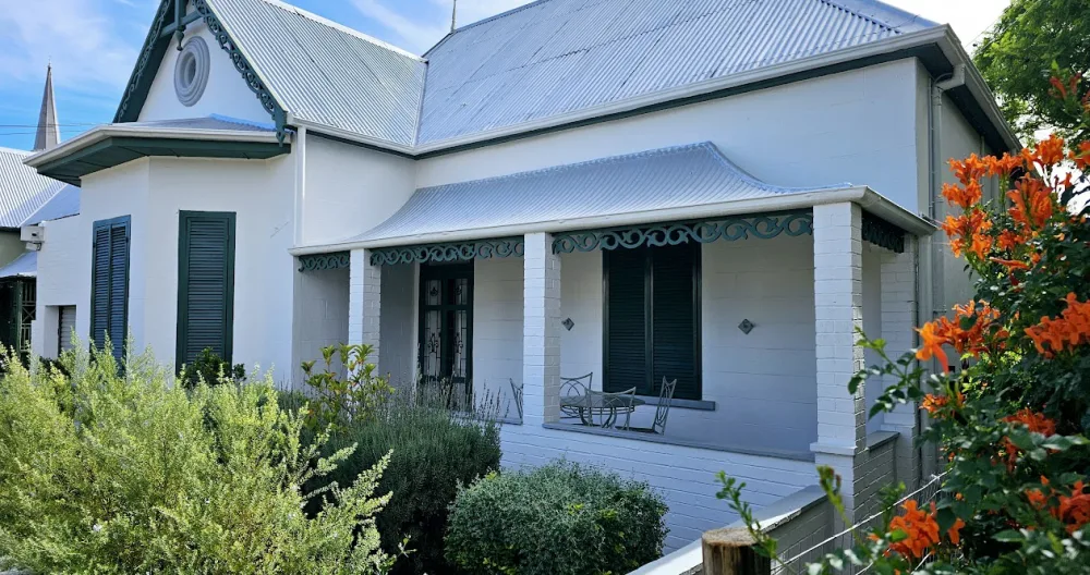 Archibald's listing on misterb&b - View from the street.
