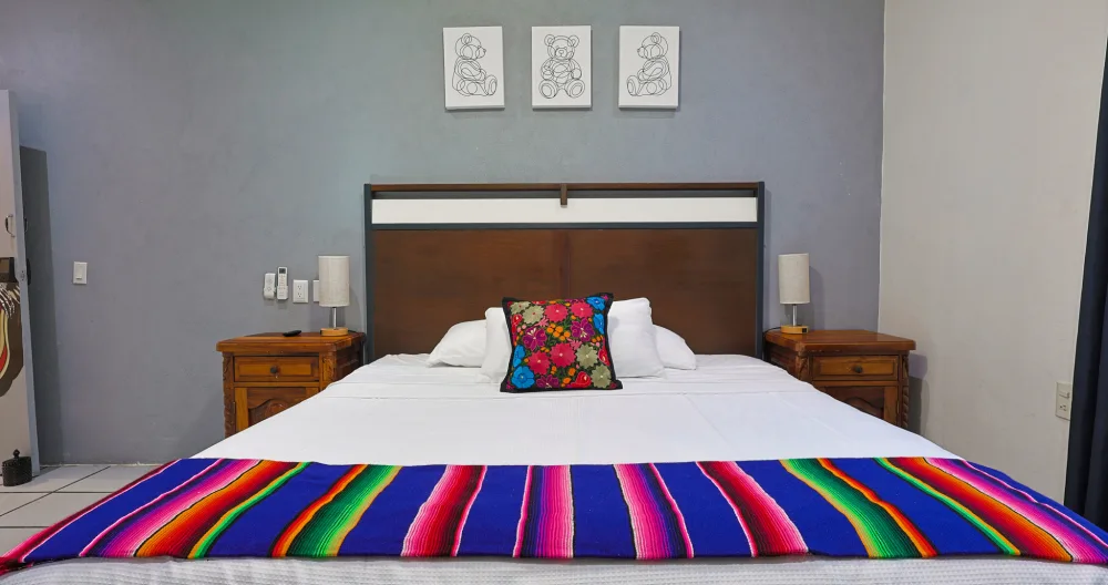 Ericksammys Inserat auf misterb&b - inviting bed with colorful Mexican accents for a restful night's sleep. 