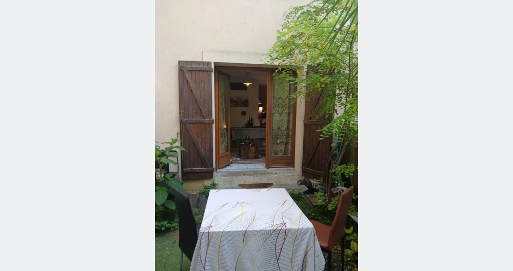 L'annuncio di Dominique su misterb&b - Salle de séjour donnant accès direct sur le jardin. Très agréable le matin, ombragé l'après-midi. Super pour l'été.