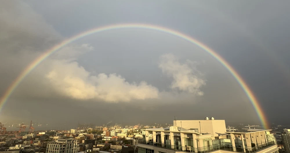 Debi's listing on misterb&b - Rainbow sighting from the Rooftop