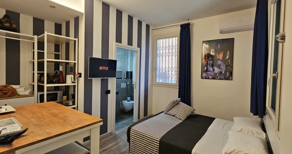 Chambre bleue éclairée par un wagon avec jardin dans le centre de Bologne - Photo 2