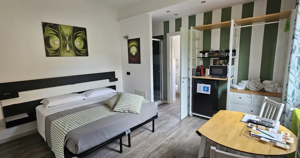 Sala verde con jardín en el corazón de Bolonia - Foto 1