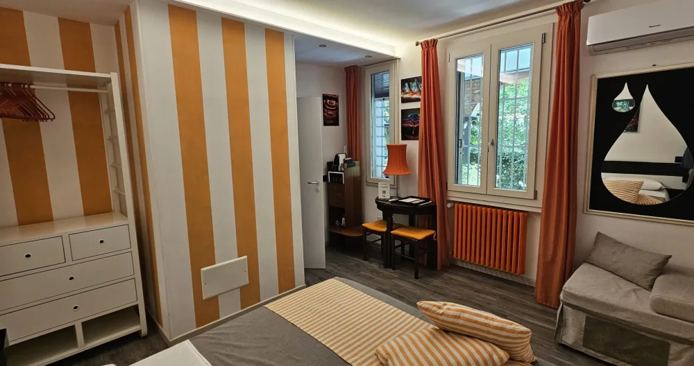 Chambre orange éclairée par un wagon avec jardin au cœur de Bologne - Photo 1
