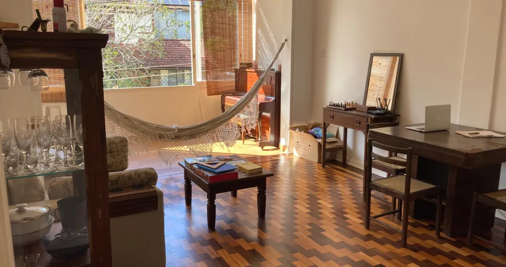 Phi's listing on misterb&b - living room